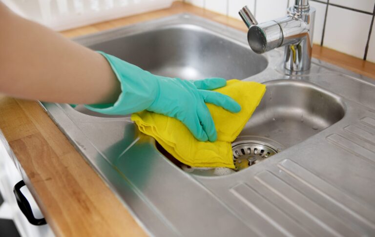 How to Clean Kitchen Sinks: Thorough Cleaning Guide